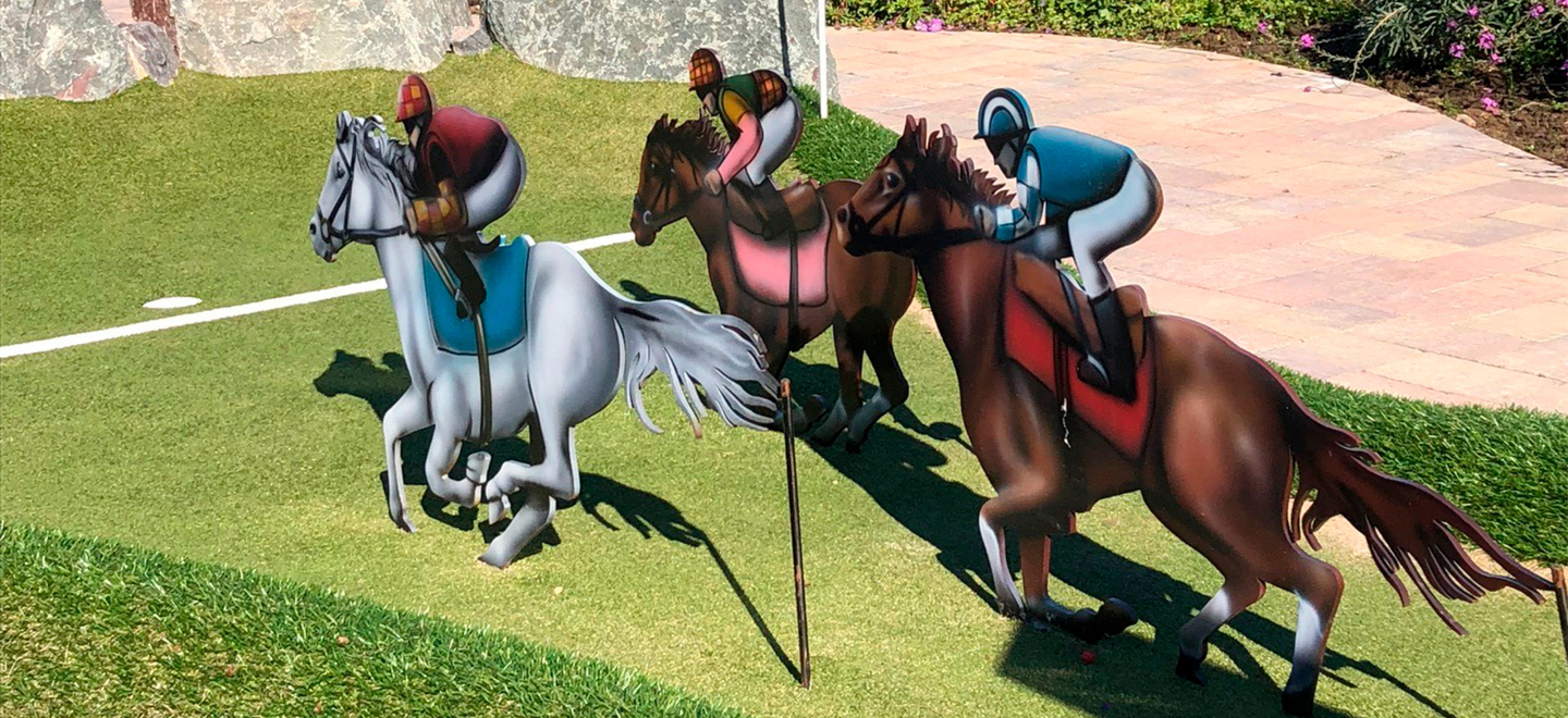 Hästkapplöpning på Äventyrsgolfen "Galloping Mini Golf"